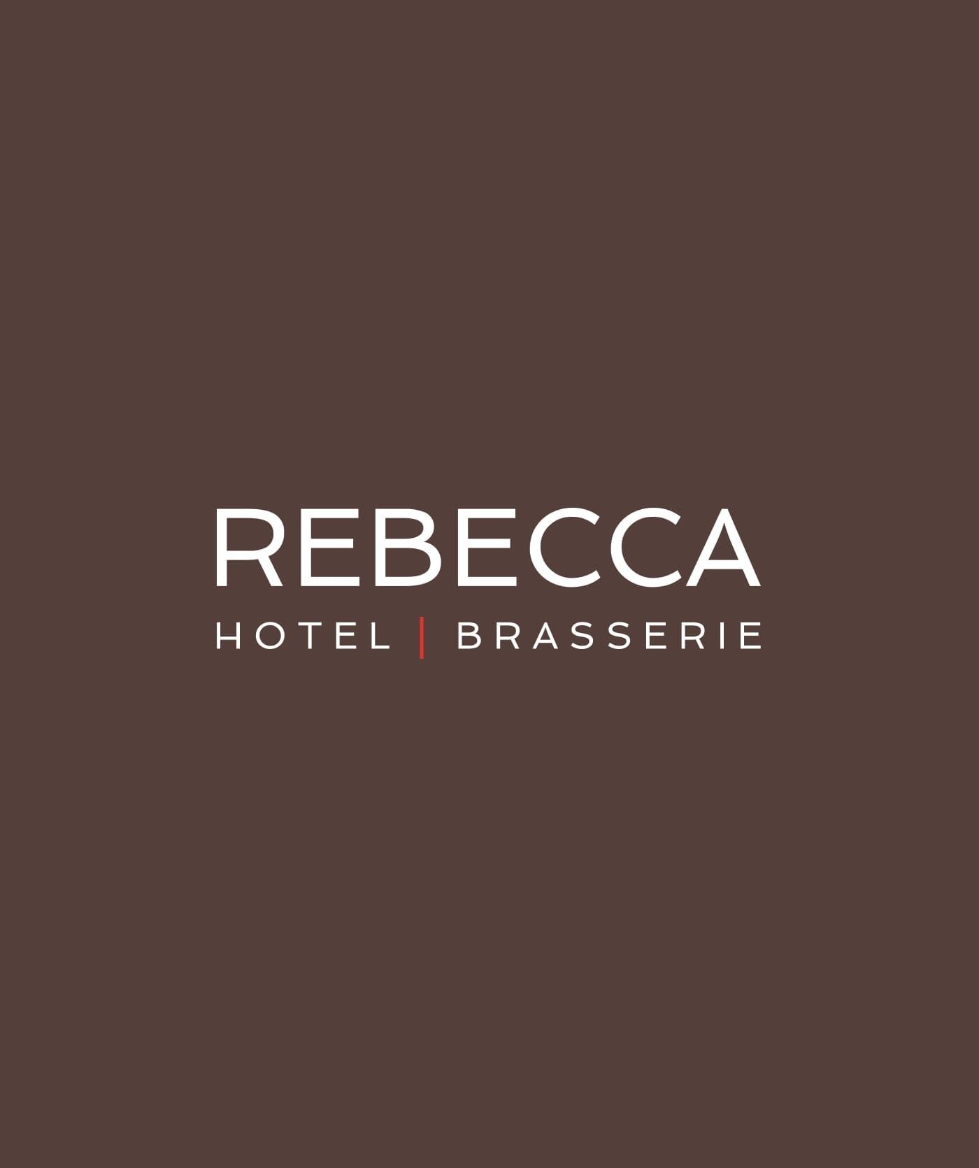 Logo voor Rebecca Hotel Brasserie met witte tekst op een donkerbruine achtergrond en een rode verticale lijn die het hotel en de brasserie scheidt. Perfect voor websites of online diensten.