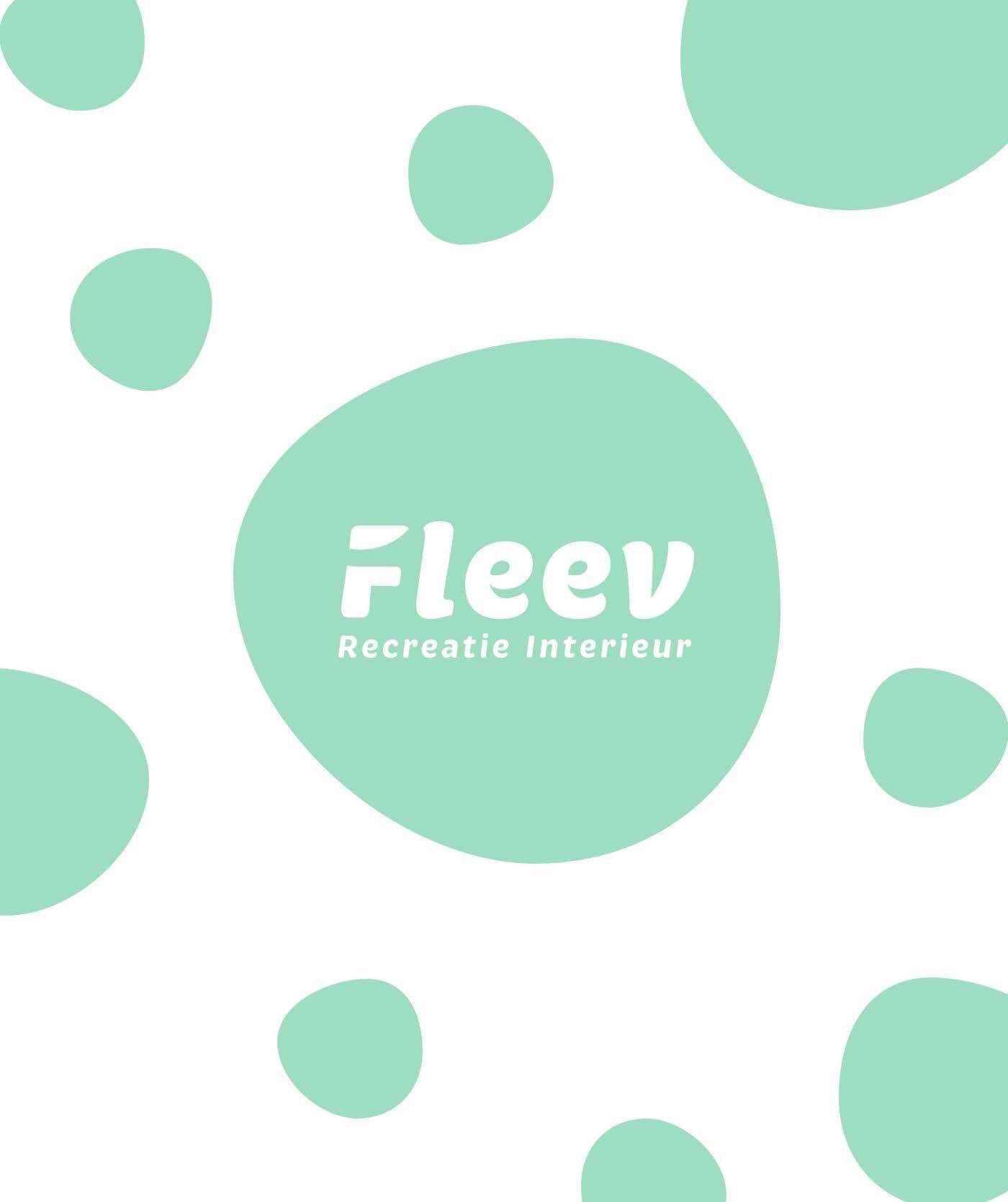 Lichtgroene onregelmatige vormen op een witte achtergrond met in het midden de tekst Fleev Recreatie Interieur, perfect voor websites of webshops die op zoek zijn naar een frisse en moderne look.