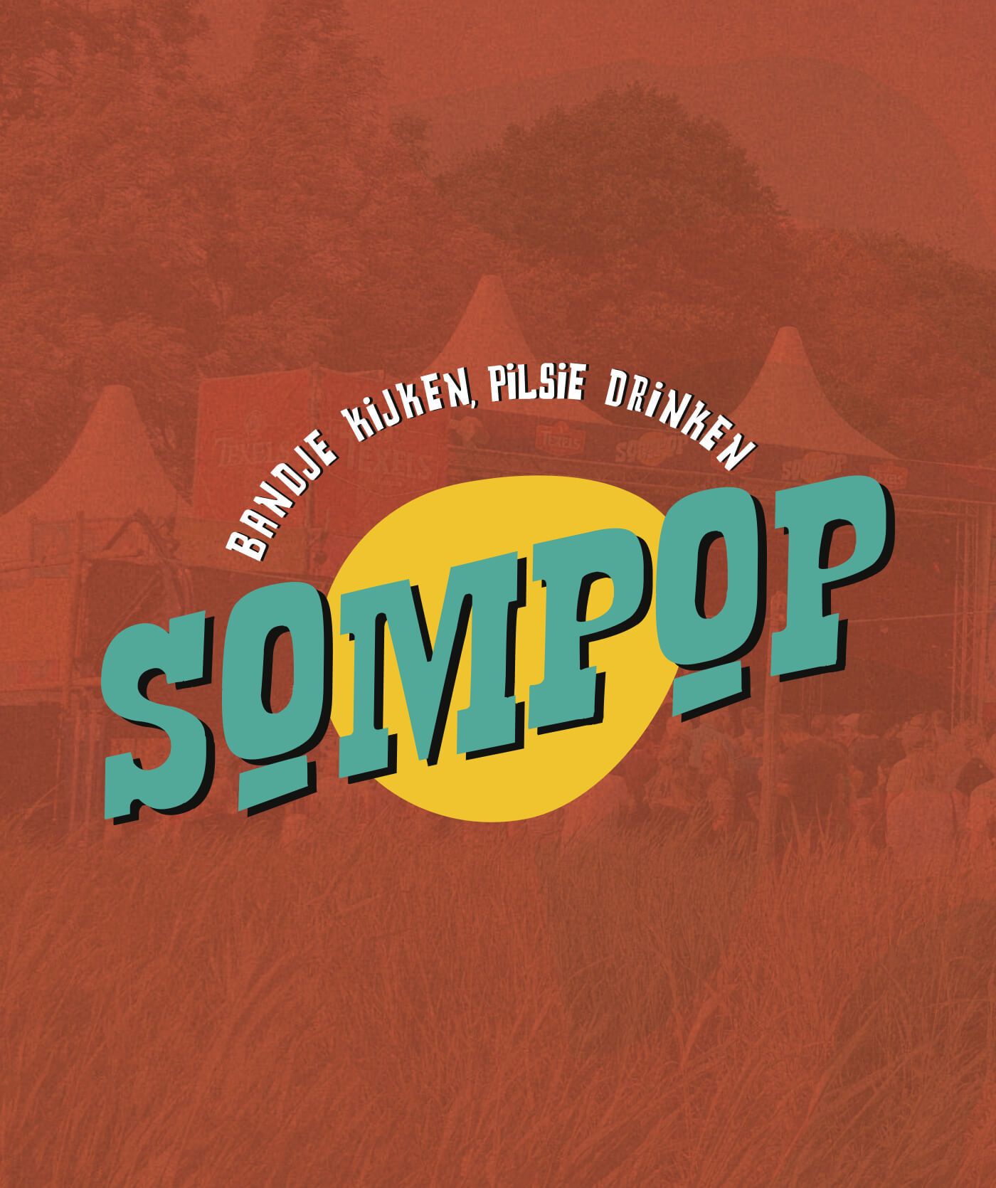 Logo voor SOMPOP met de slogan Bandje kijken, pilsje drinken tegen een vervaagde achtergrond van tenten en festivalgangers – perfect voor websites of online diensten die de festivalsfeer promoten.