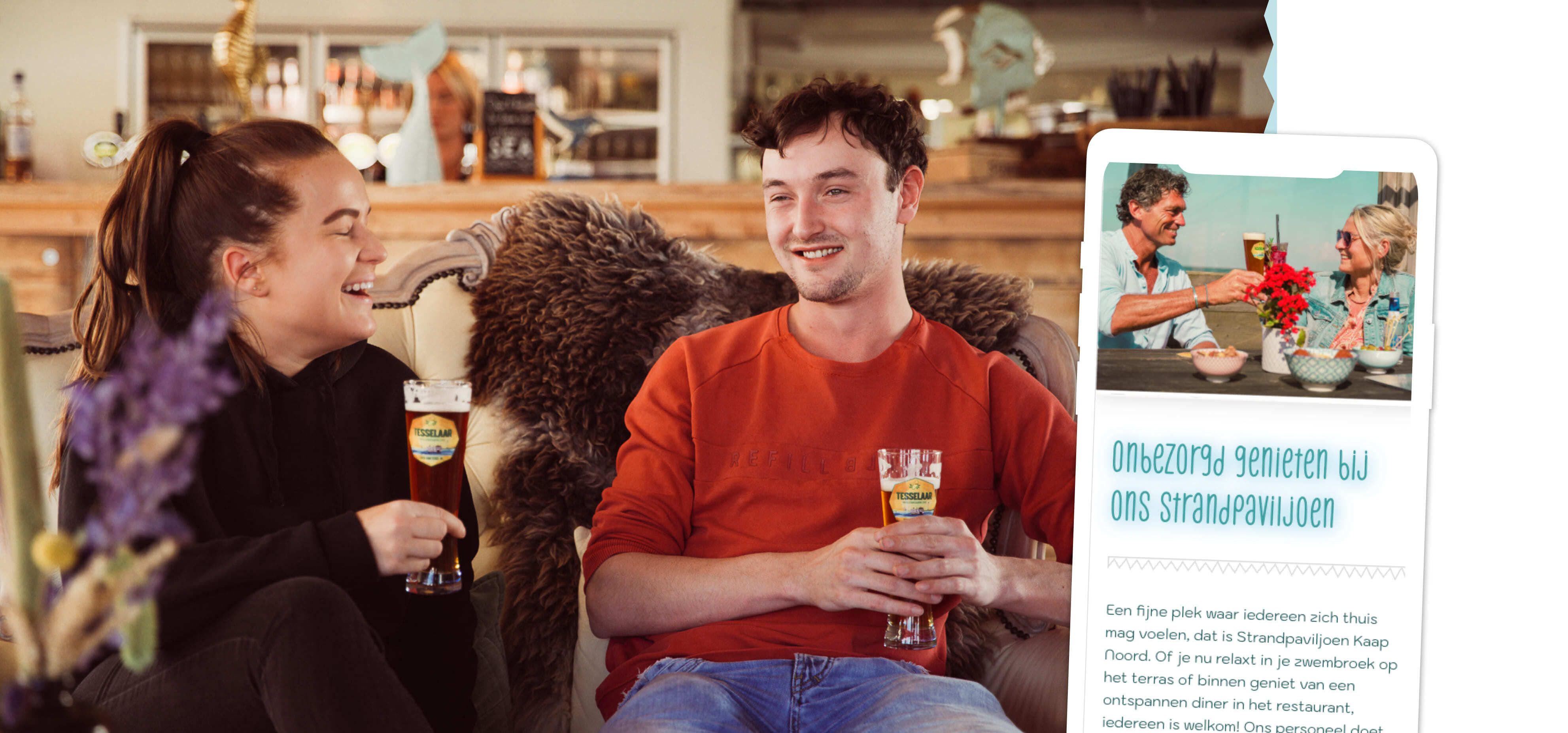 Twee jongvolwassenen zitten lachend op een bank met een drankje in de hand. Een brochure in de buurt – die online diensten promoot – toont een ouder echtpaar dat een toost uitbrengt aan een met bloemen versierde tafel.