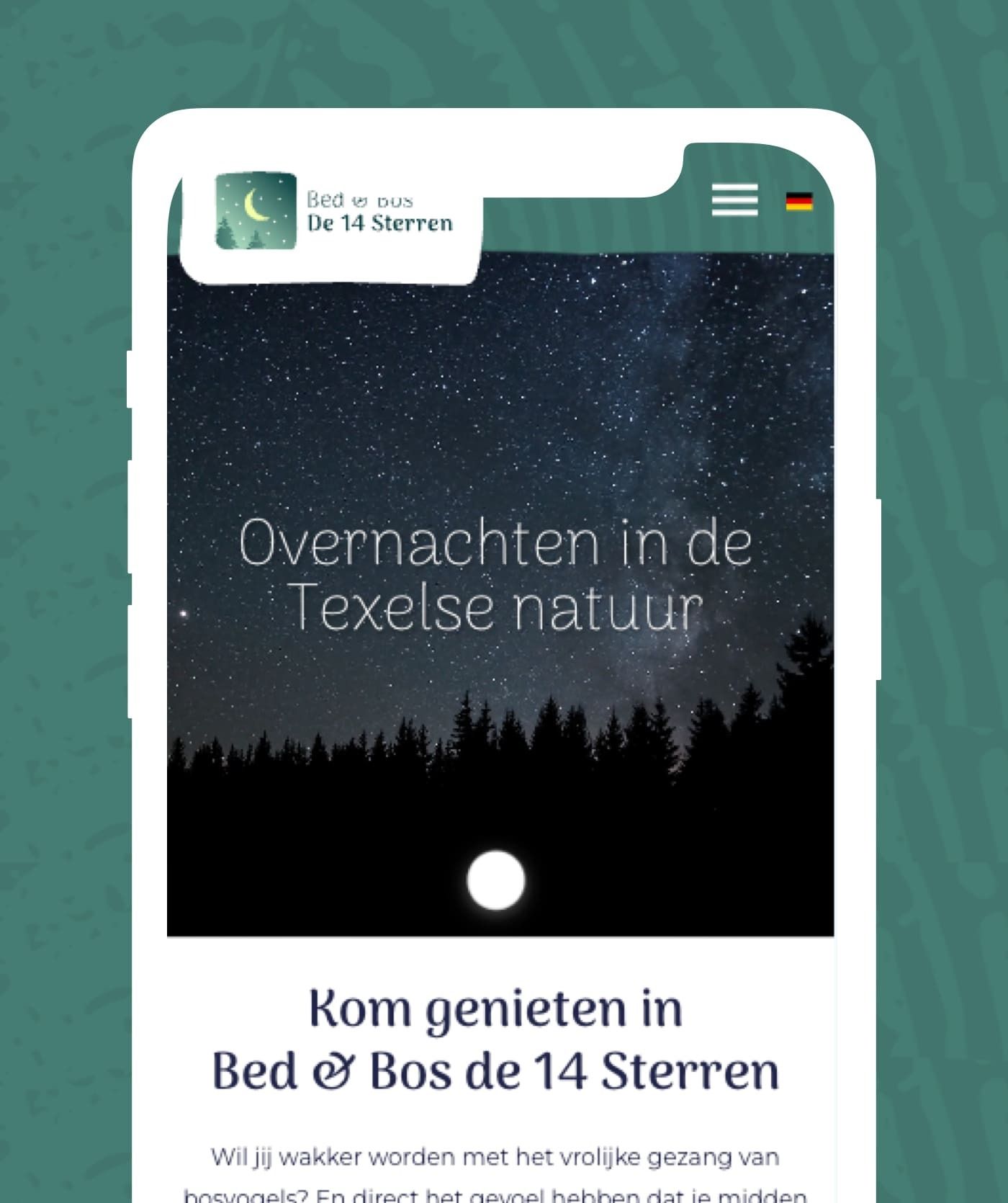 Op het scherm van een smartphone zie je de website van Bed & Bos de 14 Sterren. Je ziet een sterrenhemel, silhouetten van bomen en een Nederlandstalige tekst over een verblijf in de natuur van Texel. Zo zie je hoe websites unieke accommodaties op een prachtige manier kunnen presenteren.