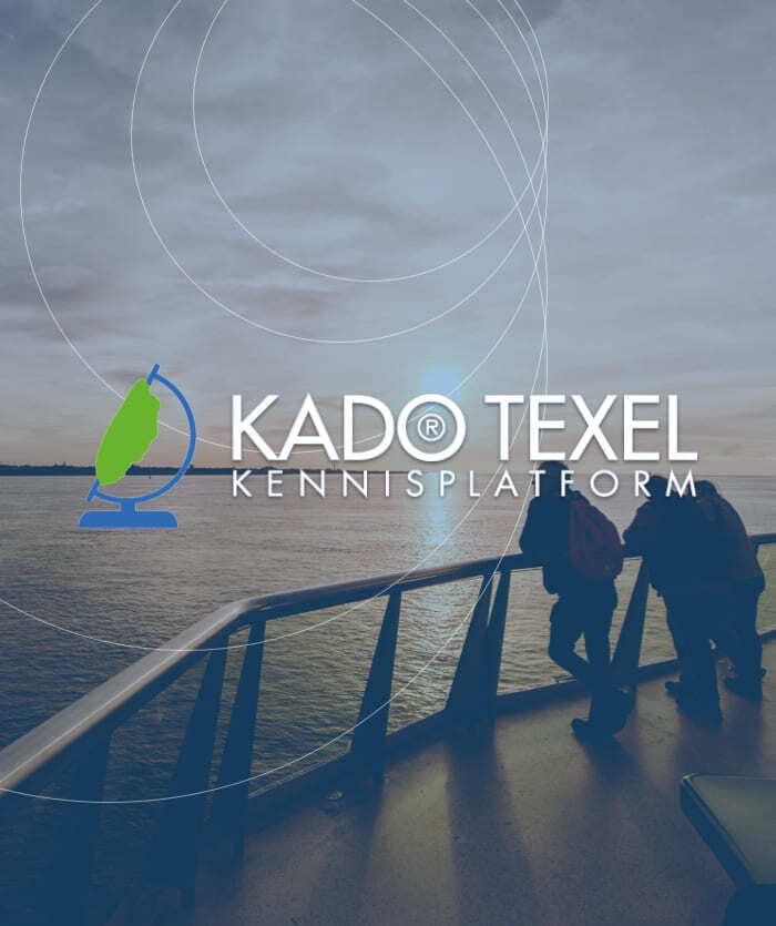Twee mensen staan bij een reling met uitzicht op het water bij zonsondergang. Over de afbeelding heen zijn het logo en de tekst van Kado Texel Kennisplatform gelegd, waarmee de expertise op het gebied van online diensten en websites wordt benadrukt.