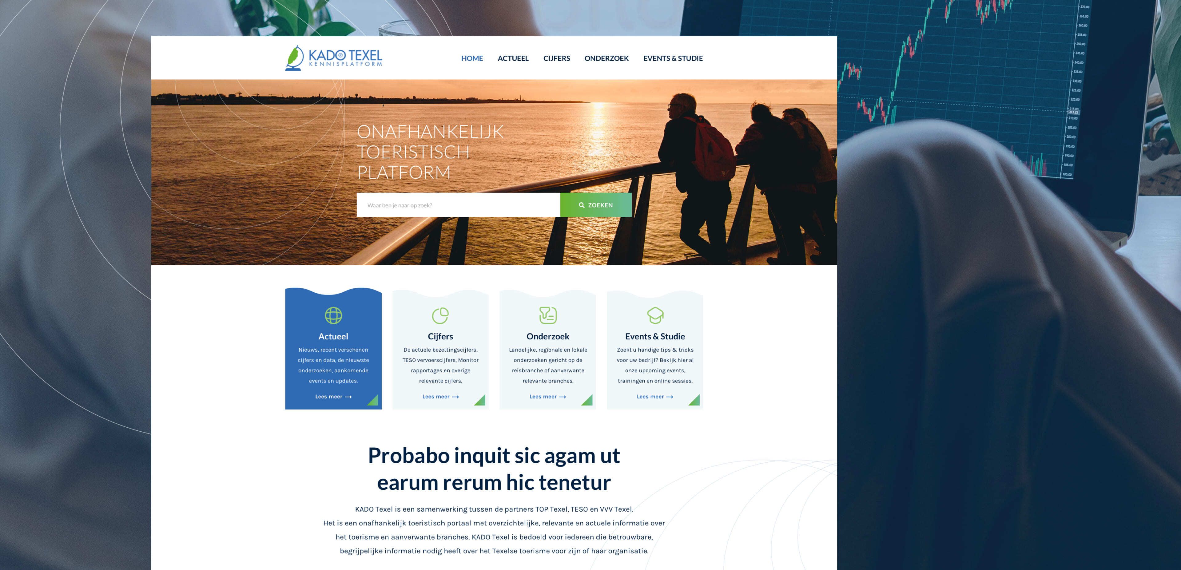 Op een laptop wordt de website van een toeristisch platform weergegeven met Nederlandse tekst. De website presenteert online diensten via navigatiemenu's, gekleurde infokaarten en een afbeelding in de kop van een scherm met mensen die naar het water kijken.