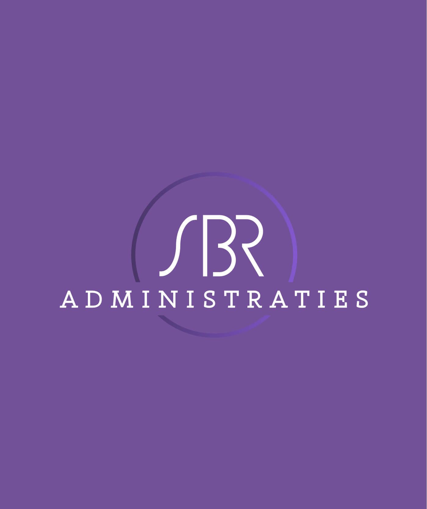 Logo voor SBR ADMINISTRATIES op een paarse achtergrond, met gestileerde witte en paarse tekst met een gedeeltelijke cirkelvormige omtrek, ideaal voor bedrijven die online diensten of webshops aanbieden.