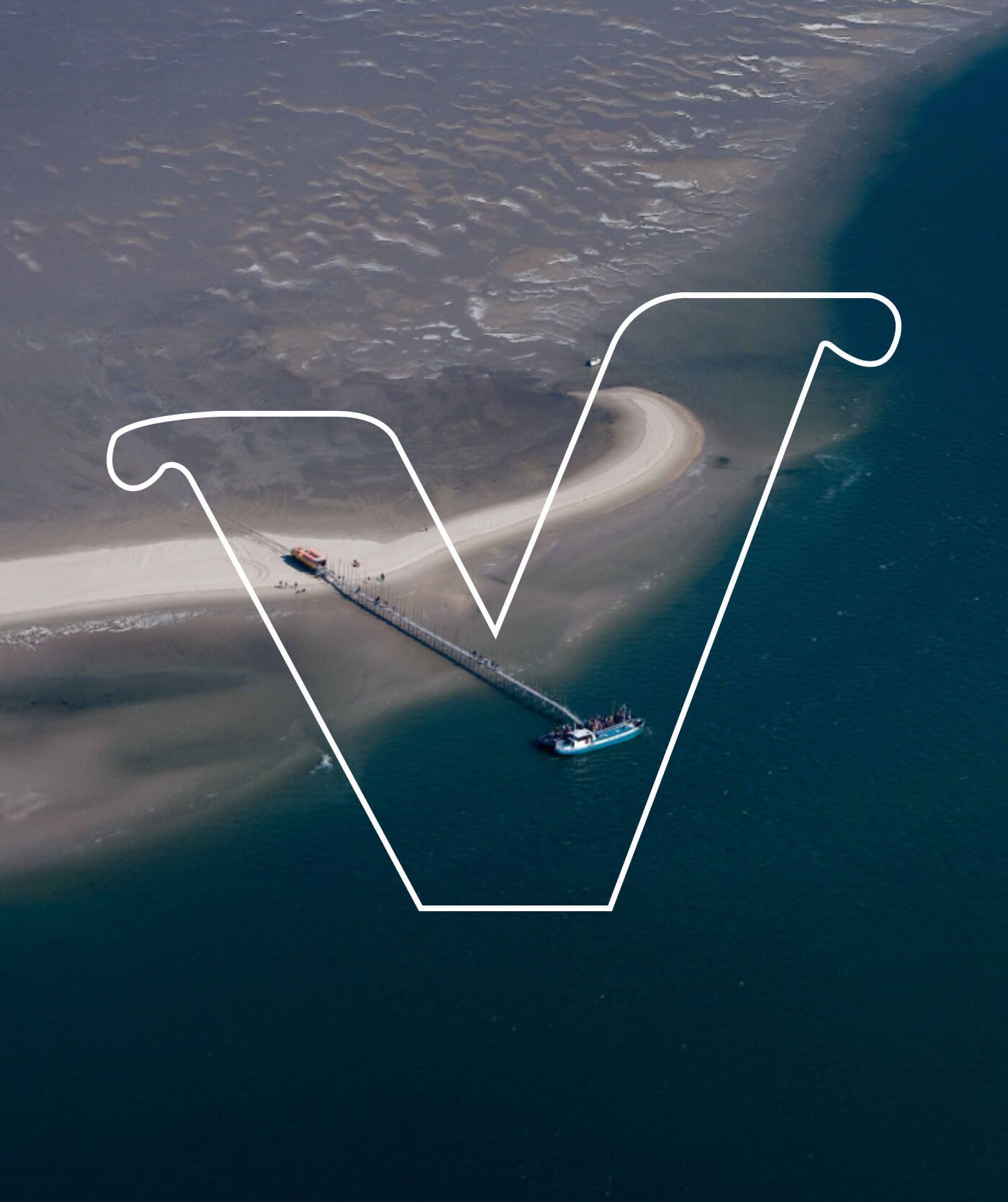 Een boot ligt aangemeerd bij een lange pier die vanaf de zanderige kustlijn de zee in loopt. Er staat een grote doorschijnende V overheen en in de scène zijn subtiele verwijzingen naar websites en online diensten verwerkt.