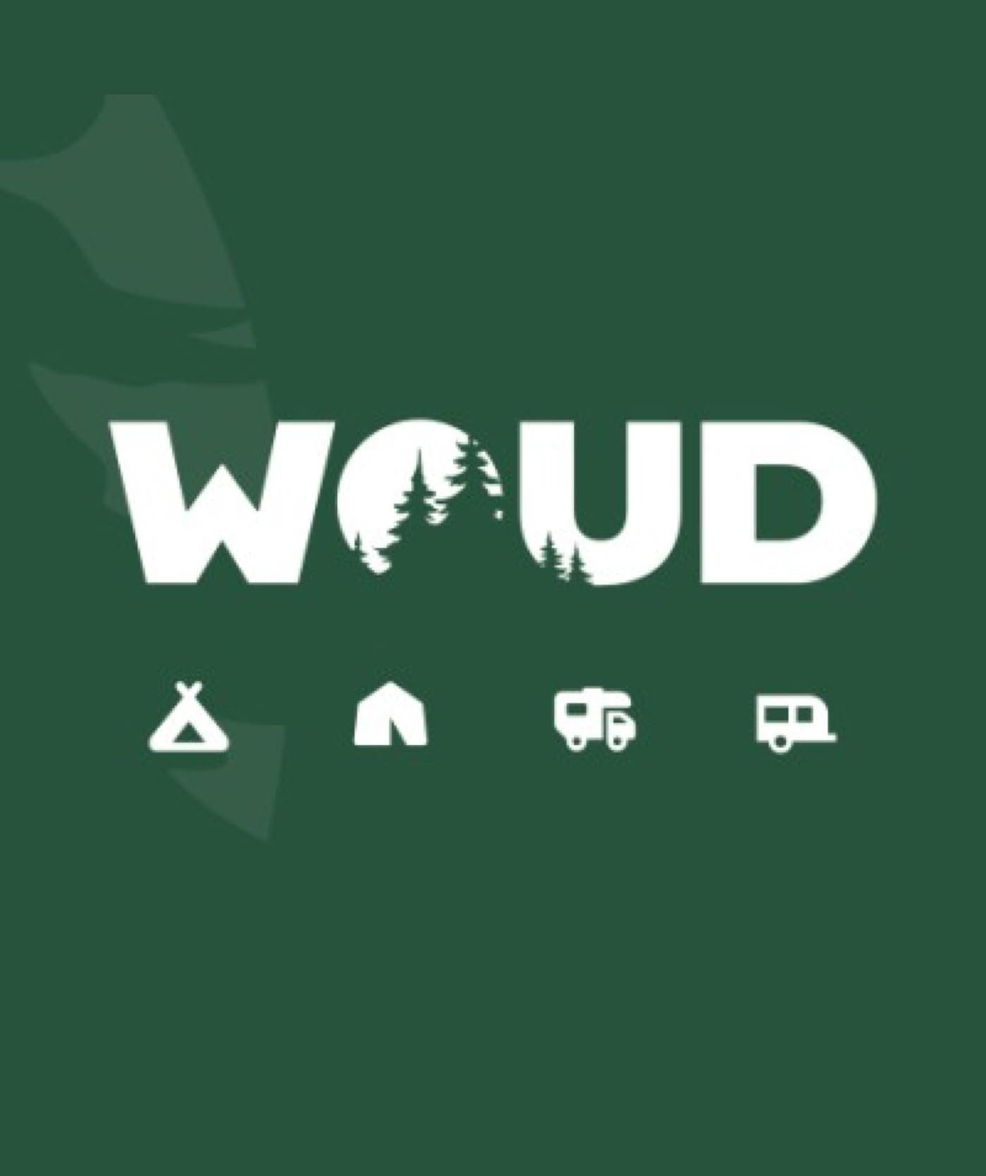Het woord WOUD met bomen en het silhouet van een bos in de O, boven iconen van een tent, hut, camper en aanhangwagen op een donkergroene achtergrond. Perfect voor websites of online diensten die geïnspireerd zijn door de natuur.