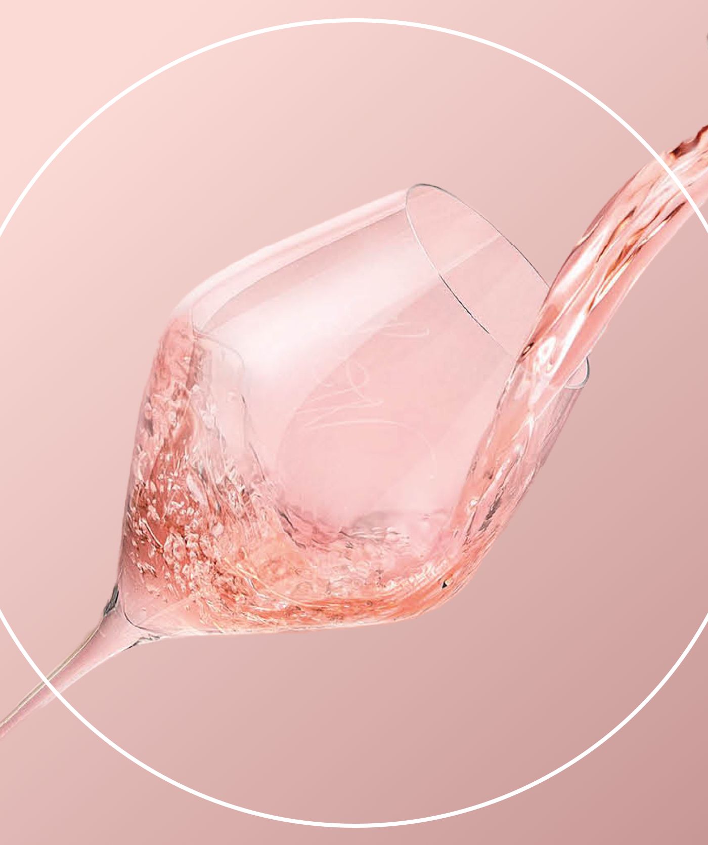 Roséwijn wordt in een gekanteld, helder wijnglas geschonken tegen een zachtroze achtergrond. Ideaal voor websites of webshops die elegantie en verfijning willen vastleggen.