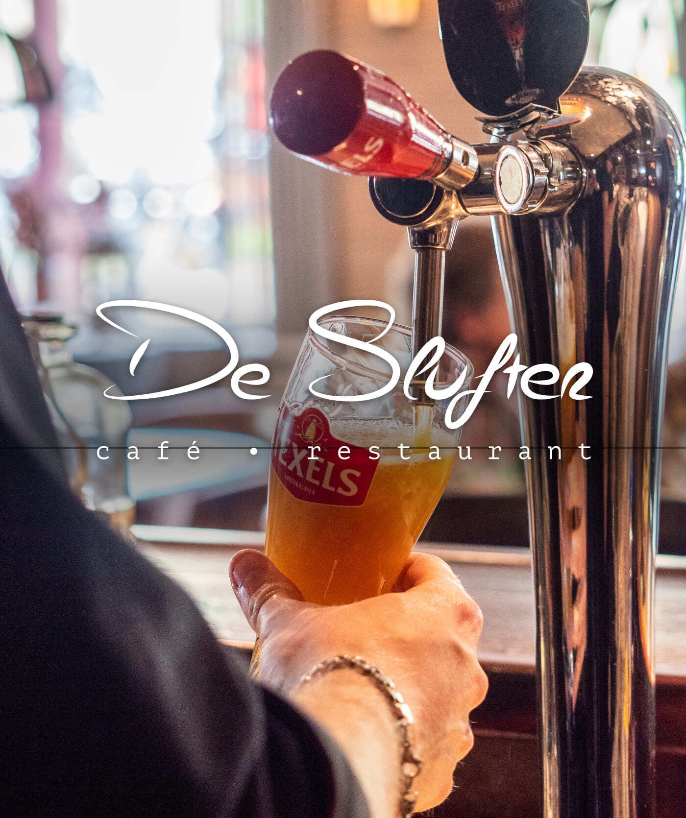 Een persoon schenkt bier van de tap in een Texels glas in een bar, met de tekst van café-restaurant De Slufter over de afbeelding heen, met de nadruk op de websites van het restaurant met menu's, reserveringen en online diensten.