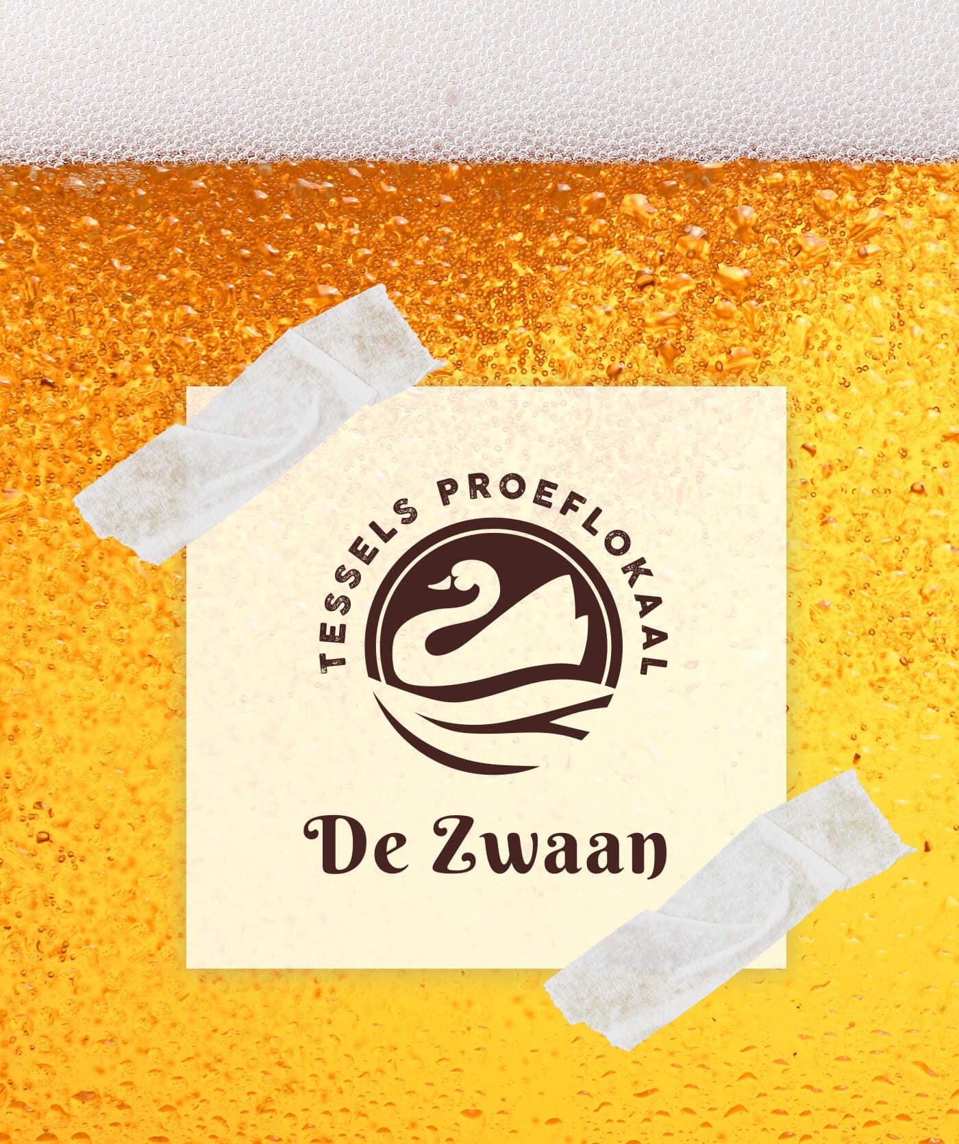 Een close-up van een glas bier met een schuimkraag, met een vierkante noot met de tekst Tessels Proeflokaal De Zwaan en een zwanenlogo, geplakt op het glas. Perfect voor het promoten van webshops of online diensten van lokale brouwerijen.